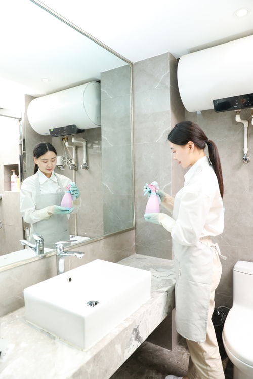 保姆保潔服務，以女性人物攝影圖展現清潔行業的專業與溫情